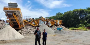 ANDAMINE quartz crusher engineer onsite with customer.webp