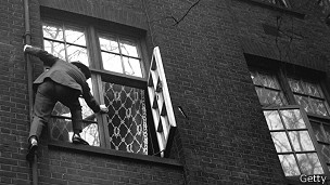 130620115122_burglar_304x171_getty.jpg