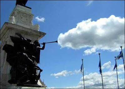 ESTATUA_NUBES.JPG