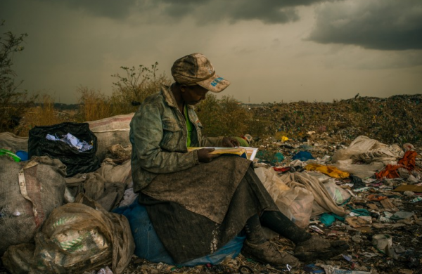 mujer-de-kenia-leyendo-en-basurero.png