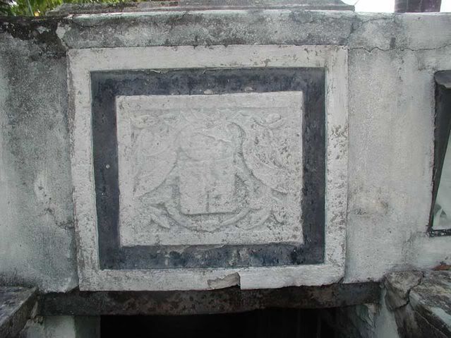 Family_Crest_on_Chase_Vault.jpg