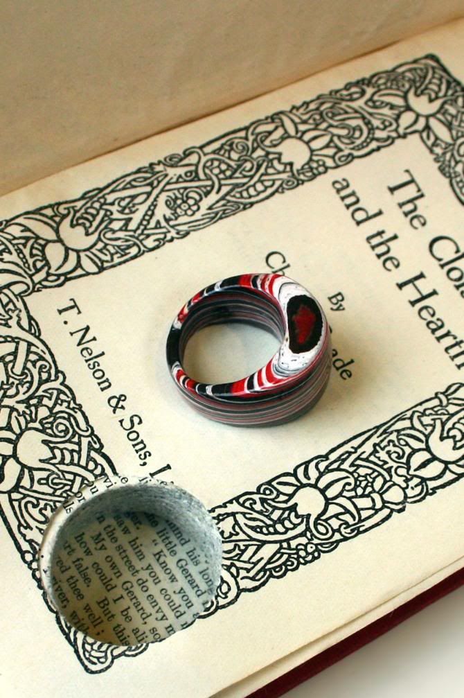 anillos_hechos_con_libros_pL4_wide.jpg