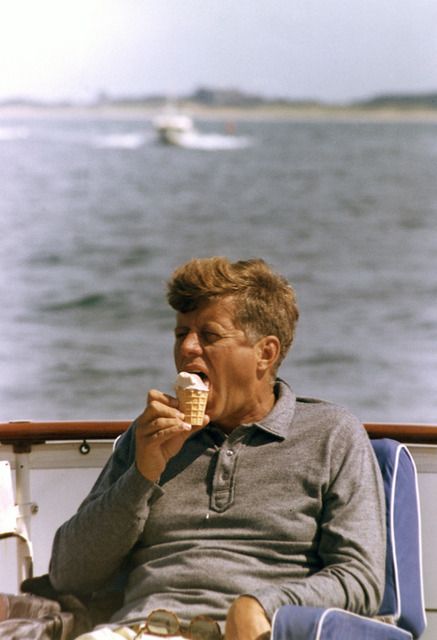 rare_photos_of_famous_people_03_45.jpg