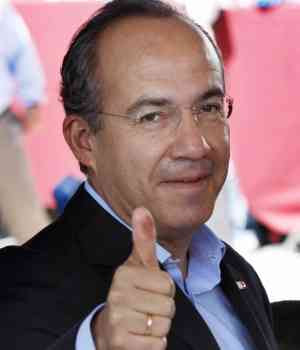 felipe-calderon-muestra-dedo-tras-votar-300x350.jpg