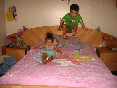 Anthony+Y+Jesalene+Brincando+en+La+cama,,+2009.jpg