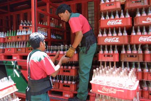 trabajadores-sacando-las-botellas.jpg