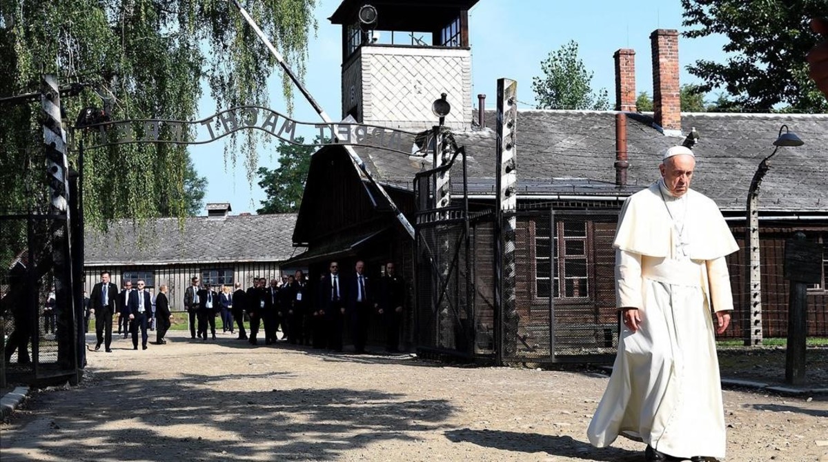 papa-atraviesa-puerta-del-campo-concentracion-nazi-auschwitz-este-viernes-1469782291571.jpg