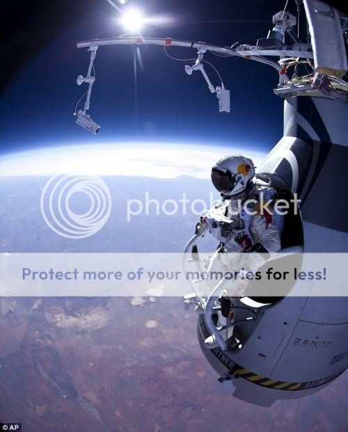 thumbs_skydive-from-18-miles-above-the-earth-0002.jpg