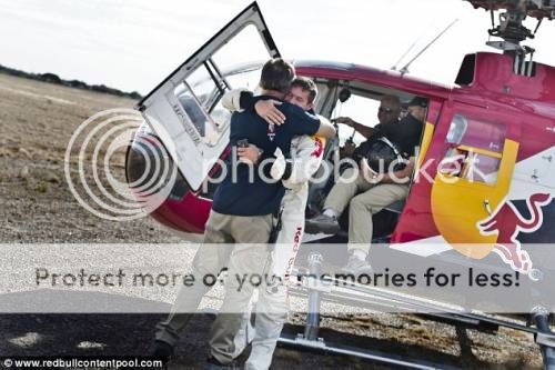 thumbs_skydive-from-18-miles-above-the-earth-0006.jpg
