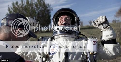 thumbs_skydive-from-18-miles-above-the-earth-0010.jpg