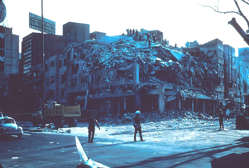 800px-1985_Mexico_Earthquake_-_Building_collapsed.jpg