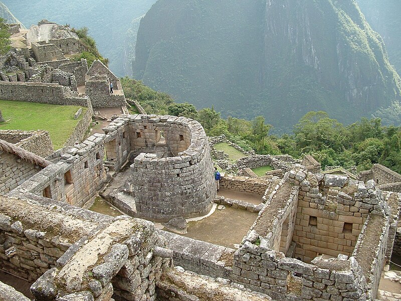 800px-Machupicchu_intihuatana.JPG