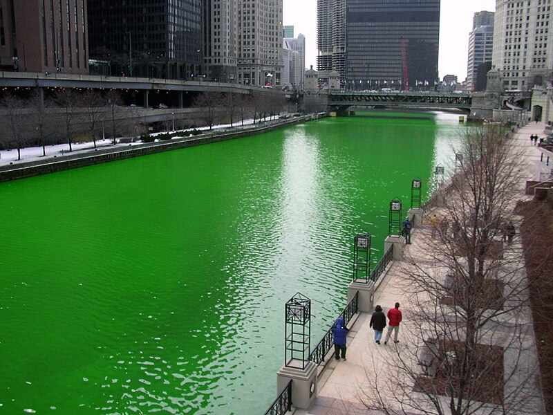 800px-Chicago_River_dyed_green%2C_focus_on_river.jpg