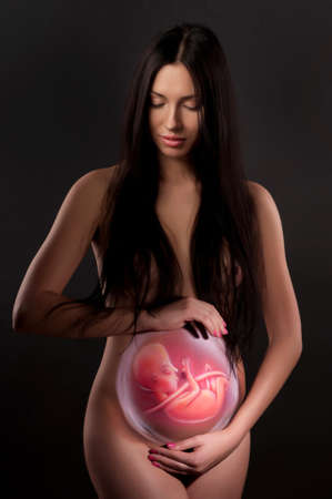 15445749-la-pintura-del-cuerpo-de-una-mujer-embarazada-y-el-feto.jpg