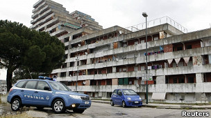 120308120253_police_naples_304x171_reuters.jpg
