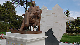 121003042539_sp_mex_estatua_304x171_bbc.jpg