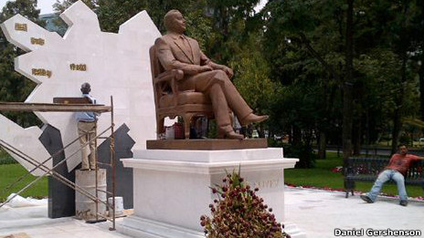 121003110003_estatua_azeri_464x261_danielgershenson.jpg